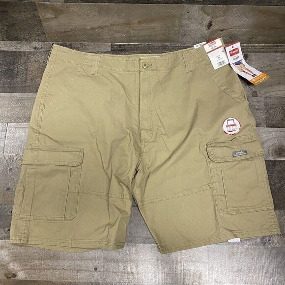 Men's Wrangler Flex Cargo Shorts Relaxed Fit Tech Pocket Brown Beige size 42 - Picture 1 of 5